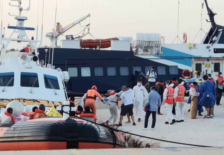 Περίπου 450 μετανάστες έφτασαν τη νύκτα στη Λαμπεντούζα