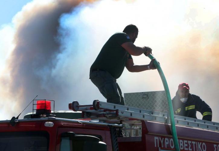 Υπό έλεγχο η πυρκαγιά σε αποθήκη στο Κάτω Σούλι Μαραθώνα