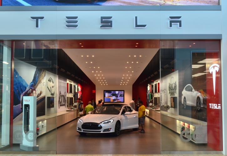 Έλον Μασκ: «Δεν ήταν στον αυτόματο πιλότο» το όχημα της Tesla που ενεπλάκη σε τροχαίο