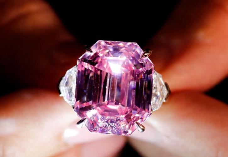 CNN: Οι πλούσιοι αγοράζουν διαμάντια και κοσμήματα εν μέσω πανδημίας