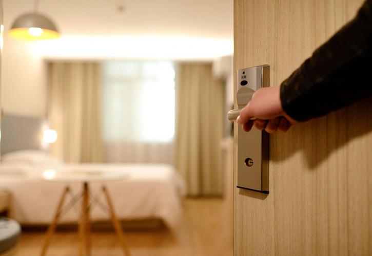 Σε «ελεύθερη πτώση» οι τιμές στα ξενοδοχεία της Αθήνας