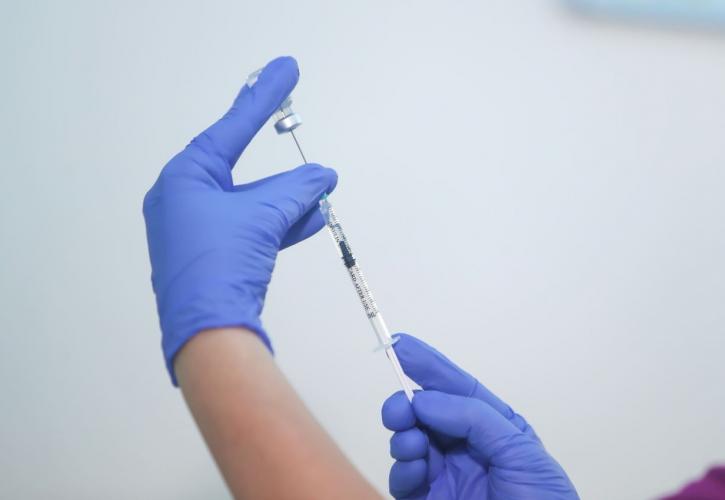 Pfizer και Moderna λένε ότι η προστασία των εμβολίων τους εξασθενεί με τον χρόνο
