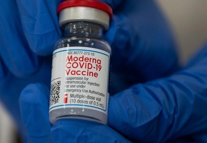Ο ΕΜΑ ενέκρινε τη χορήγηση αναμνηστικών δόσεων με το εμβόλιο της Moderna