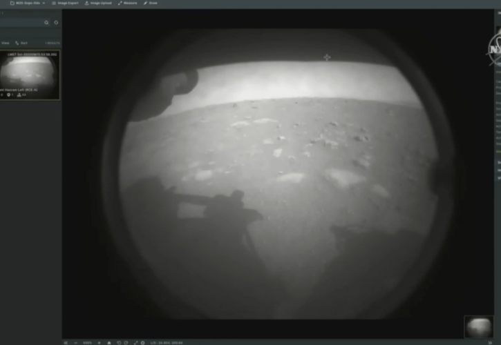 Η πρώτη φωτογραφία από τον Άρη - Προσεδαφίστηκε η διαστημοσυσκευή της NASA (vid)