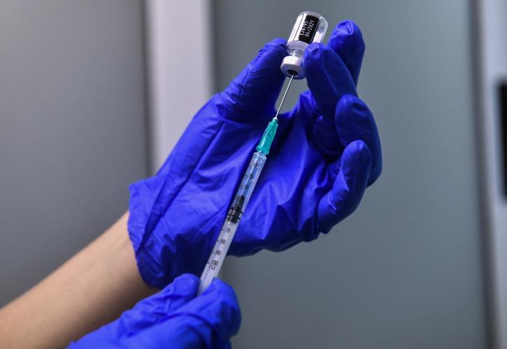 Ανοίγει η πλατφόρμα για την τρίτη δόση εμβολίου για άτομα άνω των 50 ετών