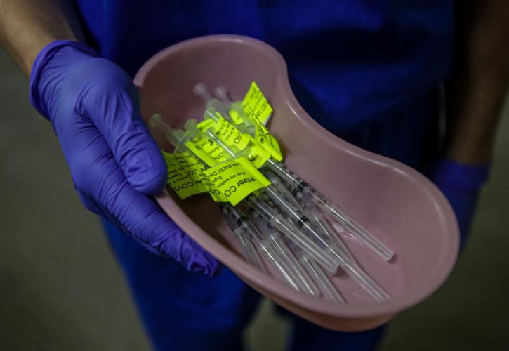 Μόσιαλος: Έξι εμβόλια προστατεύουν 100% από νοσηλεία ή θάνατο λόγω Covid-19