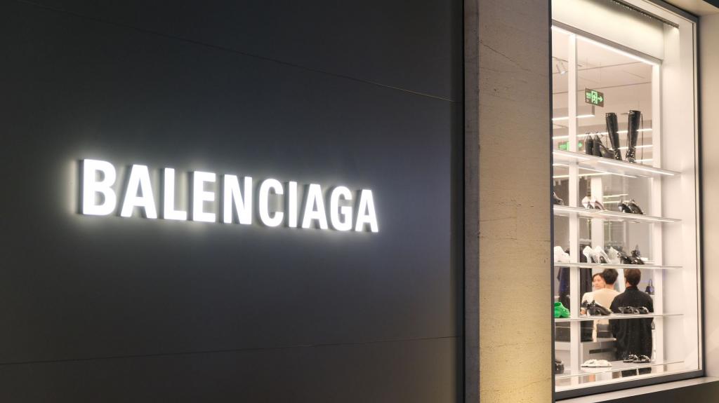 Balenciaga: Επιχειρεί το comeback της - Με... μία τσάντα την φορά