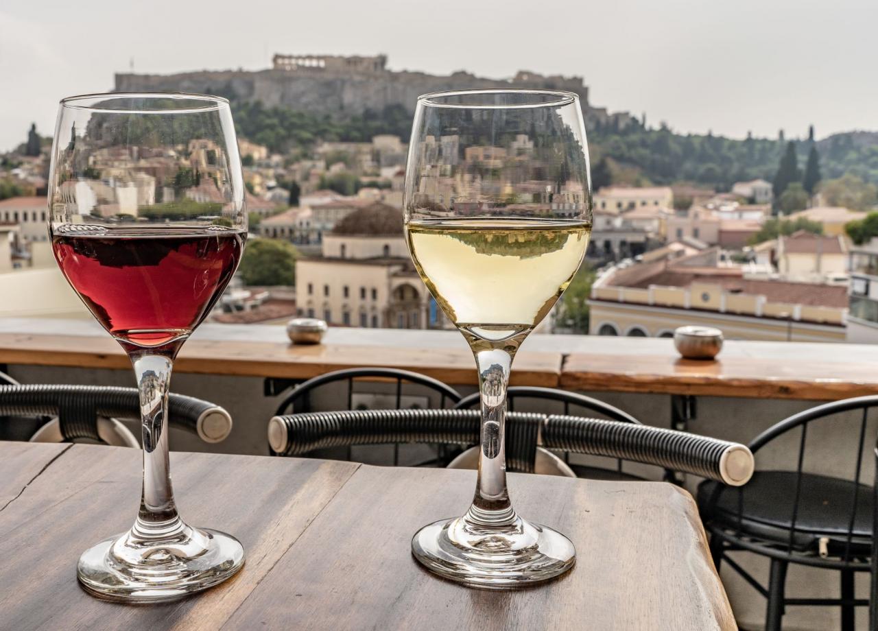 Πέντε εξαιρετικά ελληνικά κρασιά για να ερωτευτείτε το καλοκαίρι