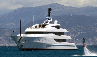 Η πολυτέλεια συναντά τη θάλασσα με 4 superyachts στα κύματα