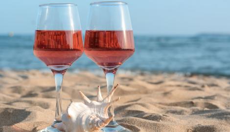 Η Σύρος παράγει 1 από τα 10 καλύτερα ροζέ κρασιά του 2024
