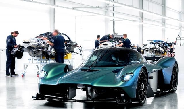 Η πρώτη Aston Martin Valkyrie μόλις βγήκε από τη γραμμή παραγωγής