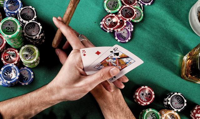 Τα πολυτελή poker set που ανεβάζουν το εορταστικό «χαρτάκι» σας σε επίπεδα casino