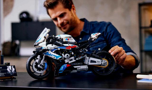 Mια superbike BMW M1000RR μόλις βγήκε από το συνεργείο της LEGO