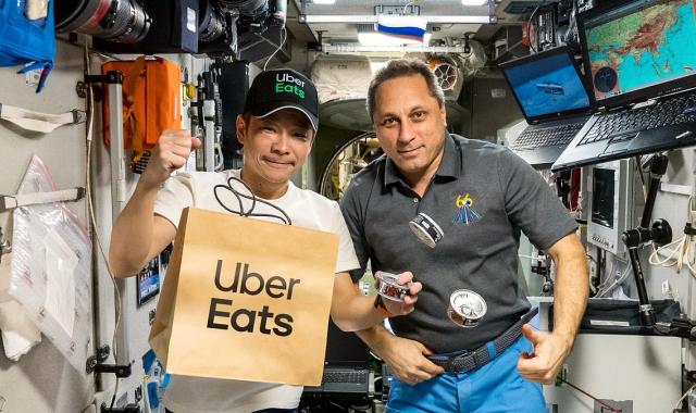 H Uber Eats έκανε το πρώτο delivery στο διάστημα με δισεκατομμυριούχο ντιλιβερά