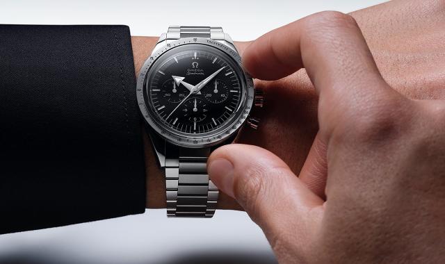 Η Omega υποδέχεται το 2022 με ένα ρετρό Speedmaster 86.800 ευρώ