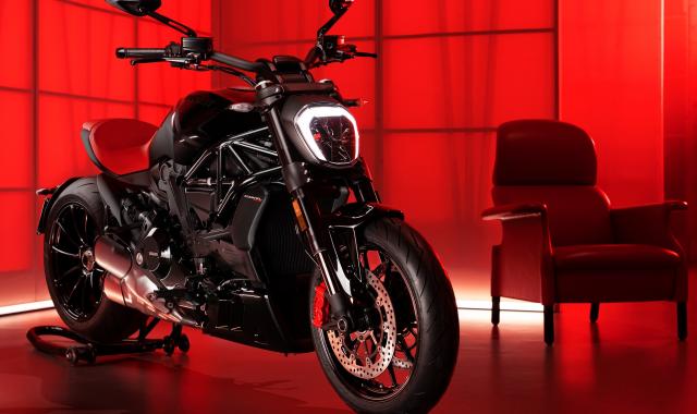 XDiavel Nera: Η θηριώδης μοτοσικλέτα της Ducati απέκτησε δερμάτινο... σαλόνι