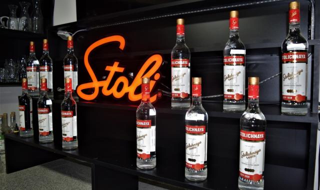 Η Stolichnaya γίνεται Stoli για να τονίσει ότι είναι 100% μη ρωσική βότκα