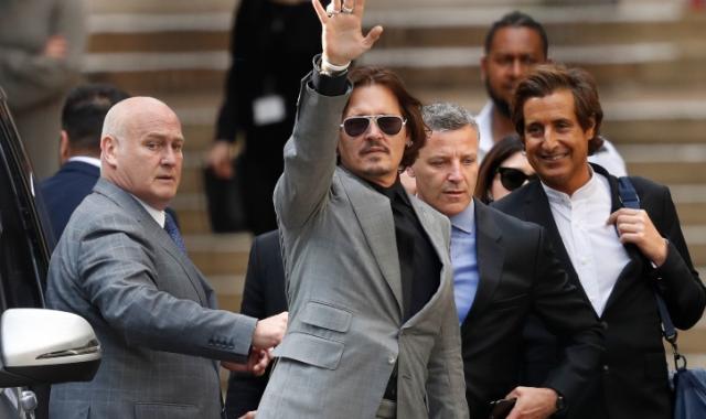 Johnny Depp: 30.000 δολάρια δίνουν οι φαν για να δουν από κοντά τη δίκη του