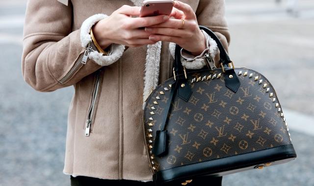 Κατάστημα της Louis Vuitton στην Κίνα φέρεται να πούλησε τσάντα «μαϊμού»