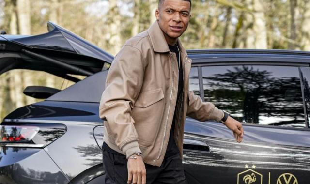 O Kylian Mbappe έχει ένα γκαράζ γεμάτο πανάκριβα αυτοκίνητα που δεν μπορεί να οδηγήσει