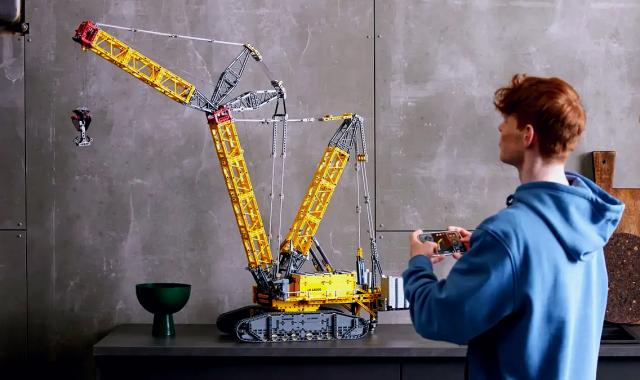 Το μεγαλύτερο τεχνικό σετ της LEGO είναι ένα γερανός 2.883 τεμαχίων με ύψος 1 μέτρο