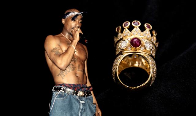 Πάνω από 1 εκατ. δολάρια πουλήθηκε το διάσημο χρυσό δαχτυλίδι του Tupac Shakur