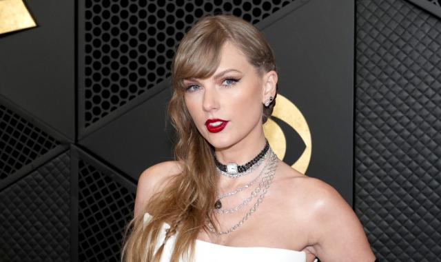 Το ρολόι λαιμού της Taylor Swift στα βραβεία Grammy σταμάτησε τον χρόνο